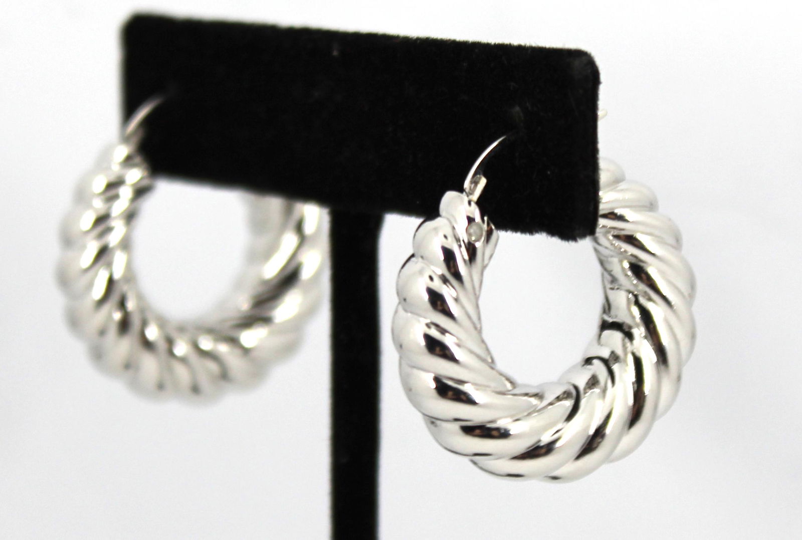 Modern 14K White Gold Ribbed Hollow Hoop Earrings (1 of 5)