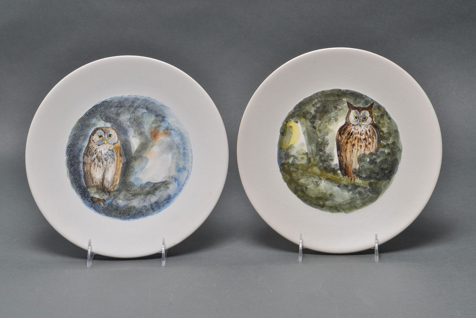 Marcel Guillot French Porcelain Owl Plates, 2: Marcel Guillot French porcelain cabinet plates, both with hand-painted decoration depicting owls, marked on reverse "Guillot Chouette Effraie Peint a la Main France." 10.25" diameter.
