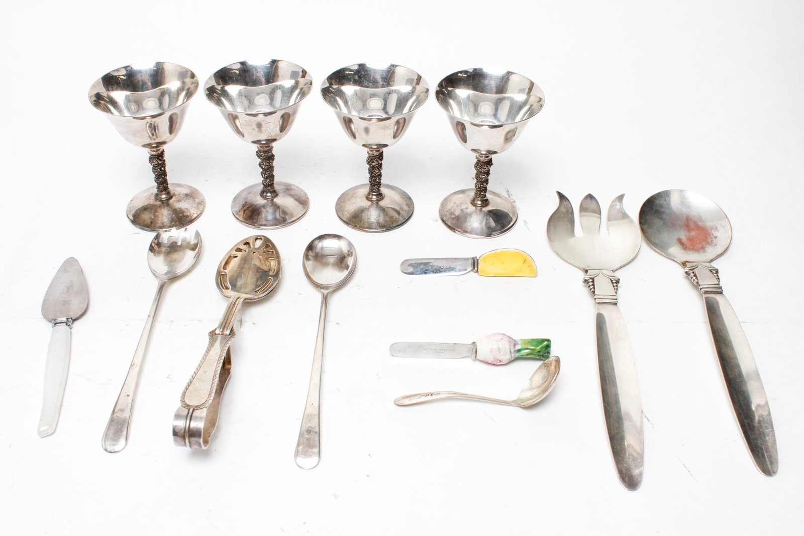 Silver-Plate & Stainless Kitchenware, 14: Vintage silver plate, and stainless kitchenware, comprising a large Sheffield Georg Jensen-manner salad set, smaller salad set stamped "Silverplate / Made in England," American articulated serving spo