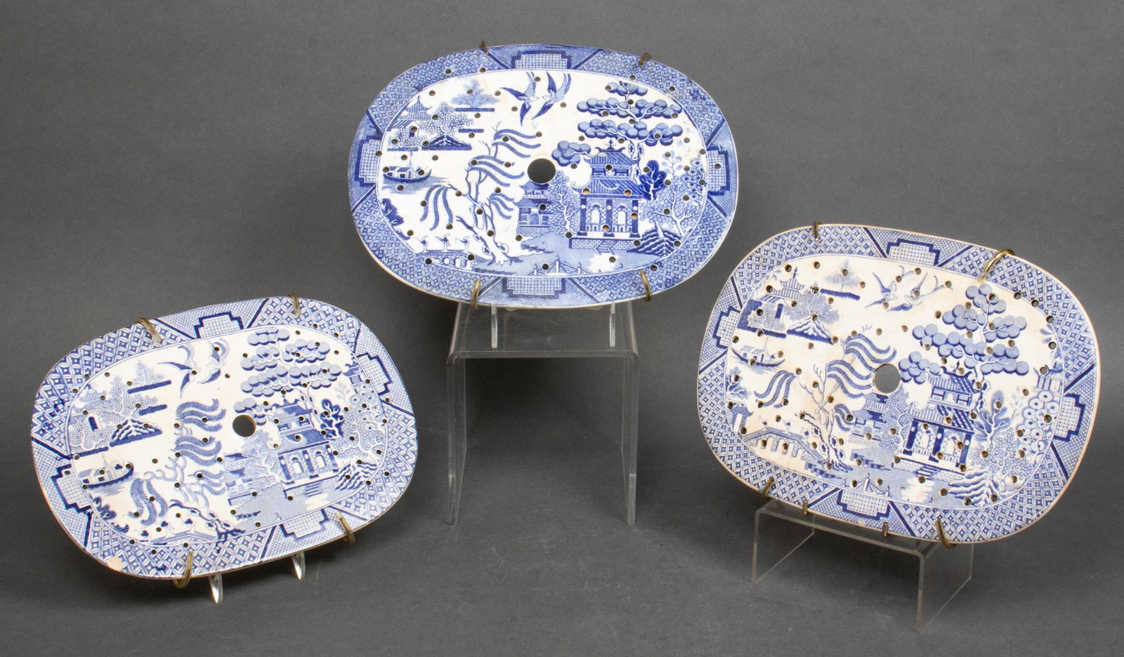 Blue & White Willow Pattern Trivet / Strainers, 3 (1 of 5)