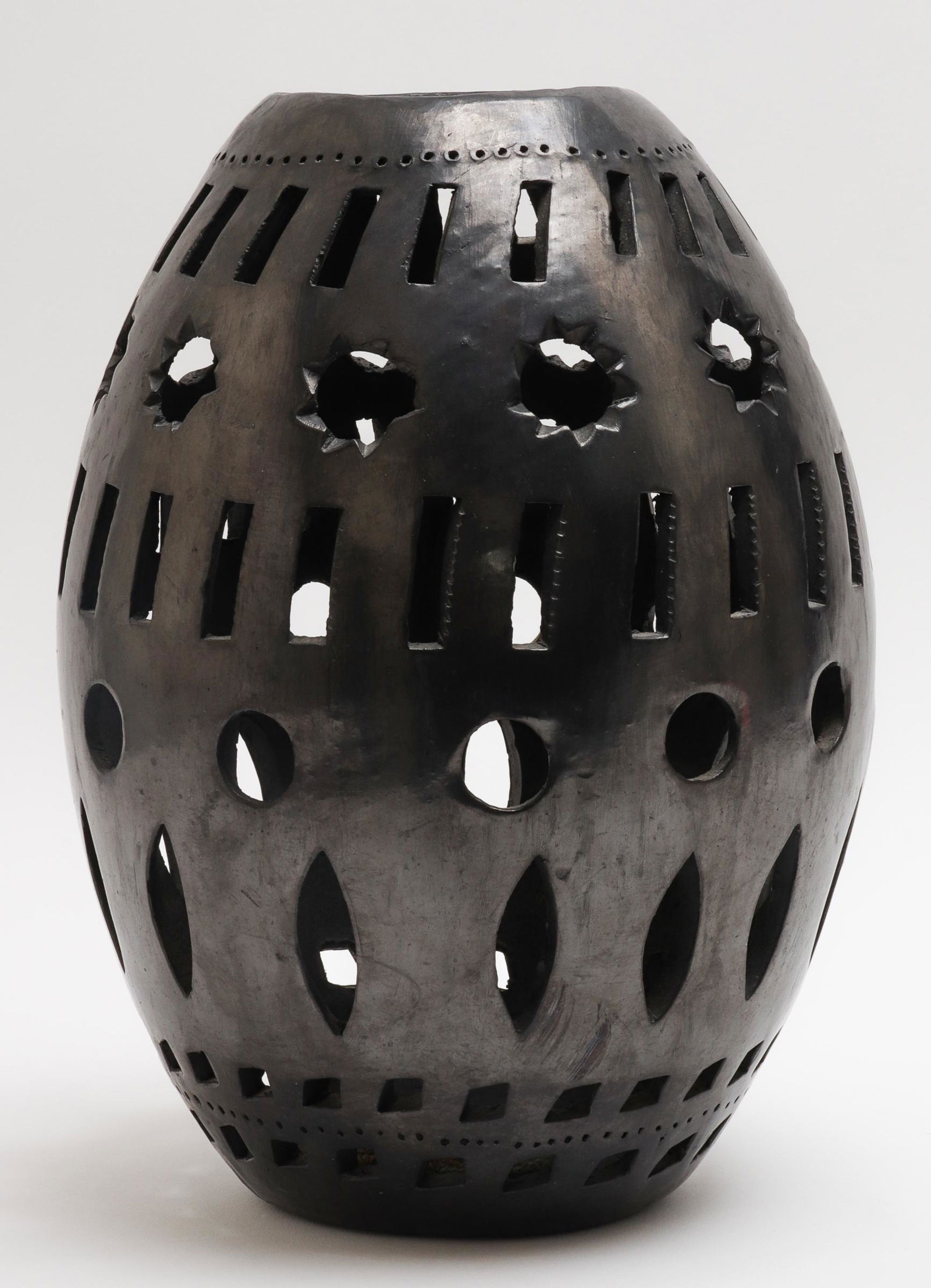 Dona Rosa Coyotepec Oaxaca Mexico Pottery Vase (1 of 5)