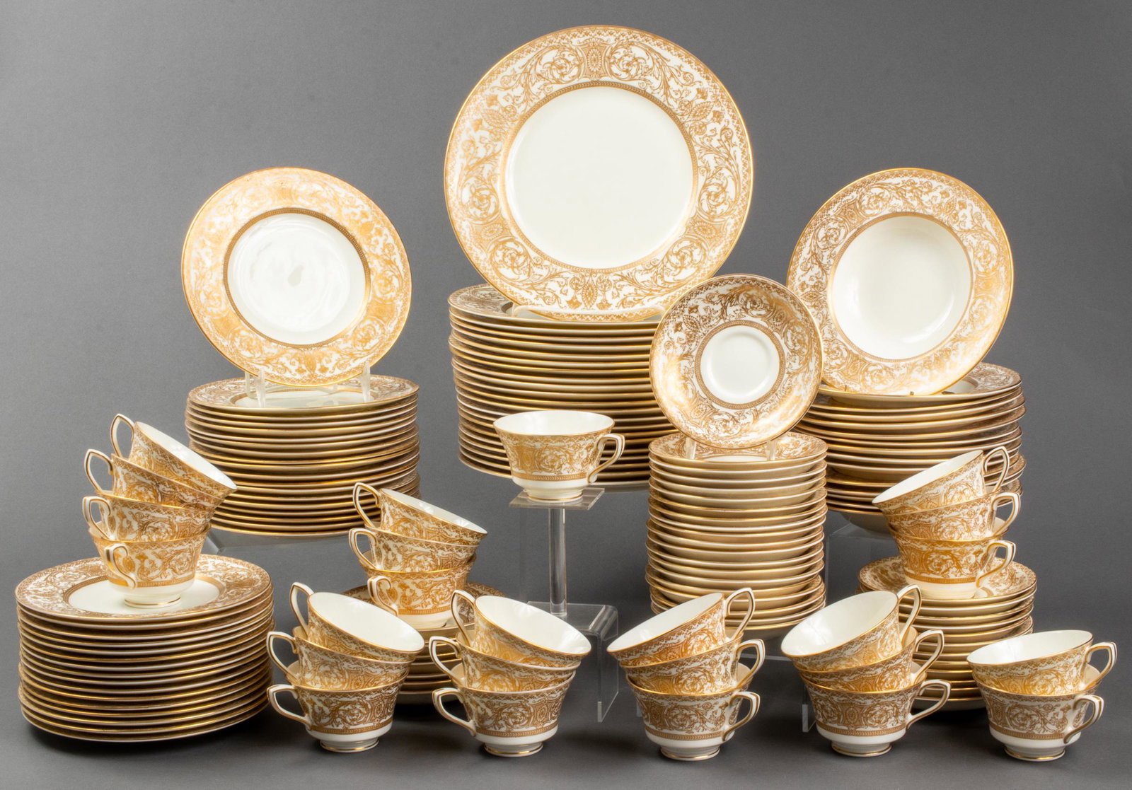 Royal Worcester "Embassy" Dinner Svc. 137 Pcs.: Royal Worcester "Embassy" pattern bone china / porcelain large dinner service, 137 pieces, comprising 22 dinner plates, 35 salad plates, 15 flat rim soup bowls, 25 teacups, and 40 saucers. Dinner plat