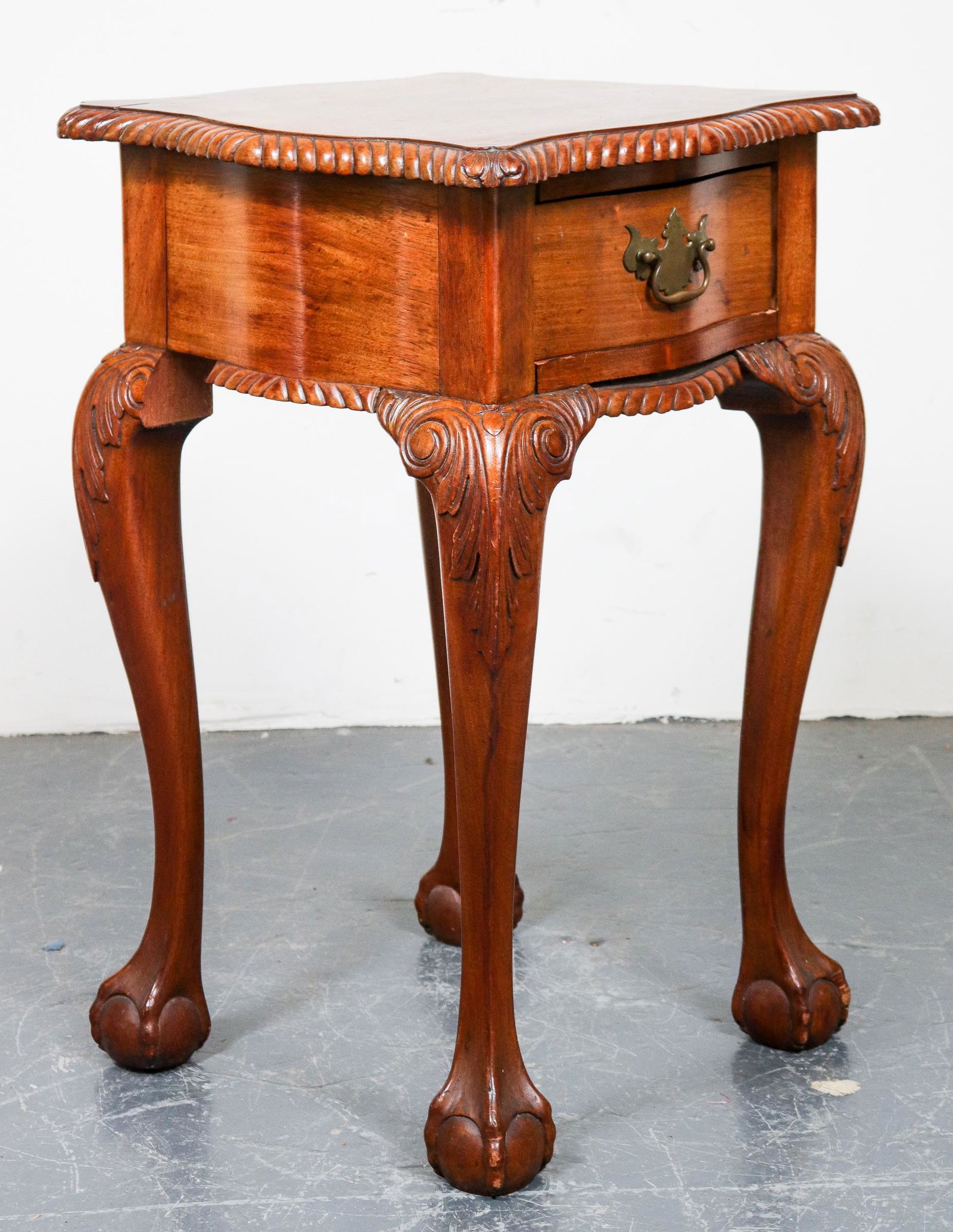 Georgian Style Oak Side Table (1 of 8)