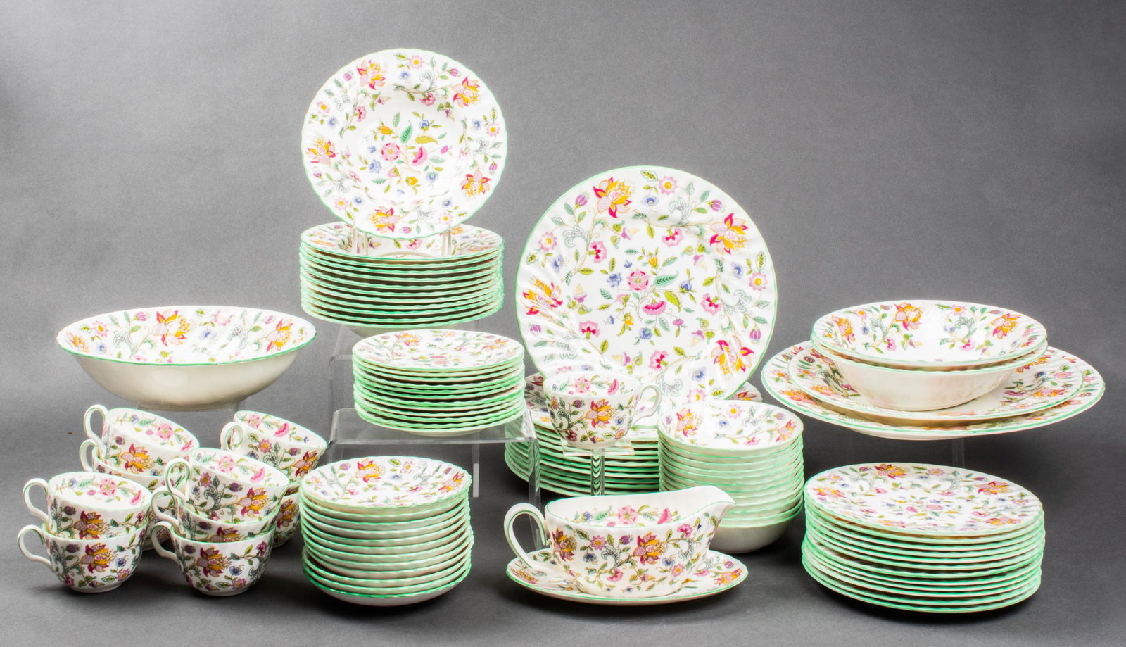 Minton Haddon Hall Bone China Dinner Svc. for 12: Minton Haddon hall bone china / porcelain dinner service, 91 pieces, comprising 12 dinner plates, 12 salad plates, 12 bread plates, 12 flat rim soup bowls, 12 fruit bowls, 12 teacups, 12 saucers, two 