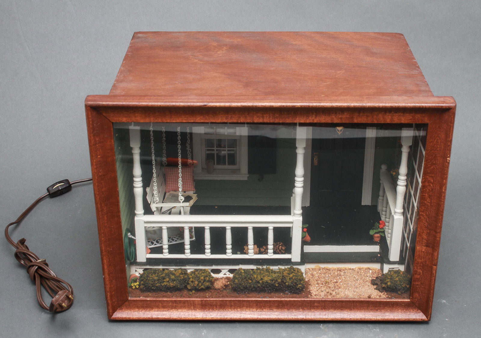 Vintage "Smaller Homes and Gardens" Diorama (1 of 11)