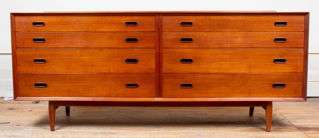 Arne Vodder for Sibast Mid-Century Modern Dresser: Arne Vodder for Sibast mid-century modern chest of drawers / dresser, two sets of four drawers, maker's mark to interior of top drawer. 30” H x 72” W x 19.25” D.