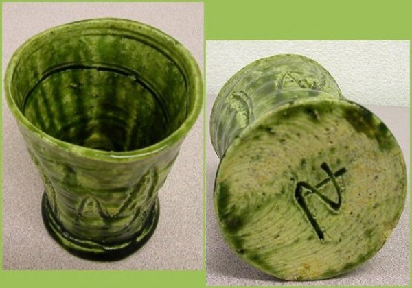 Pair of Japanese Incised So-Oribe Cups by Goro - 2