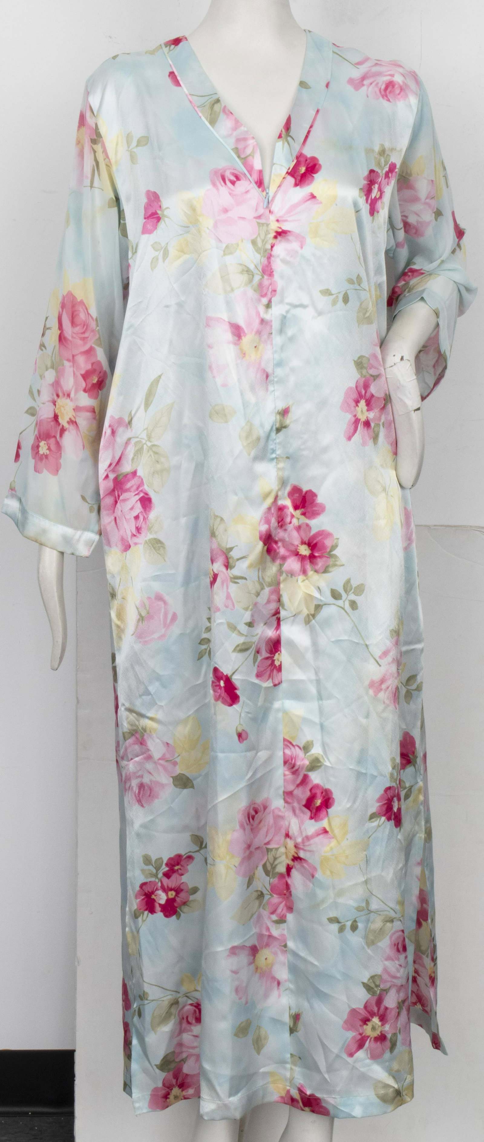 Oscar de la Renta Floral Print Nightgown: Oscar de la Renta floral print nightgown, with “Oscar de la Renta” label and marked size small. Collar to hem 54.5”, across shoulder seams 16.5”, across chest 19”, should