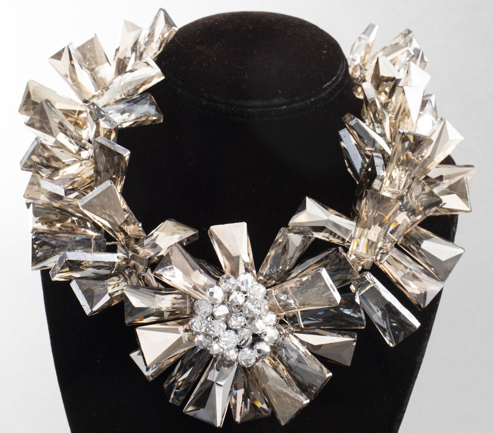 Vilaiwan Grey Floral Choker Necklace (1 of 7)