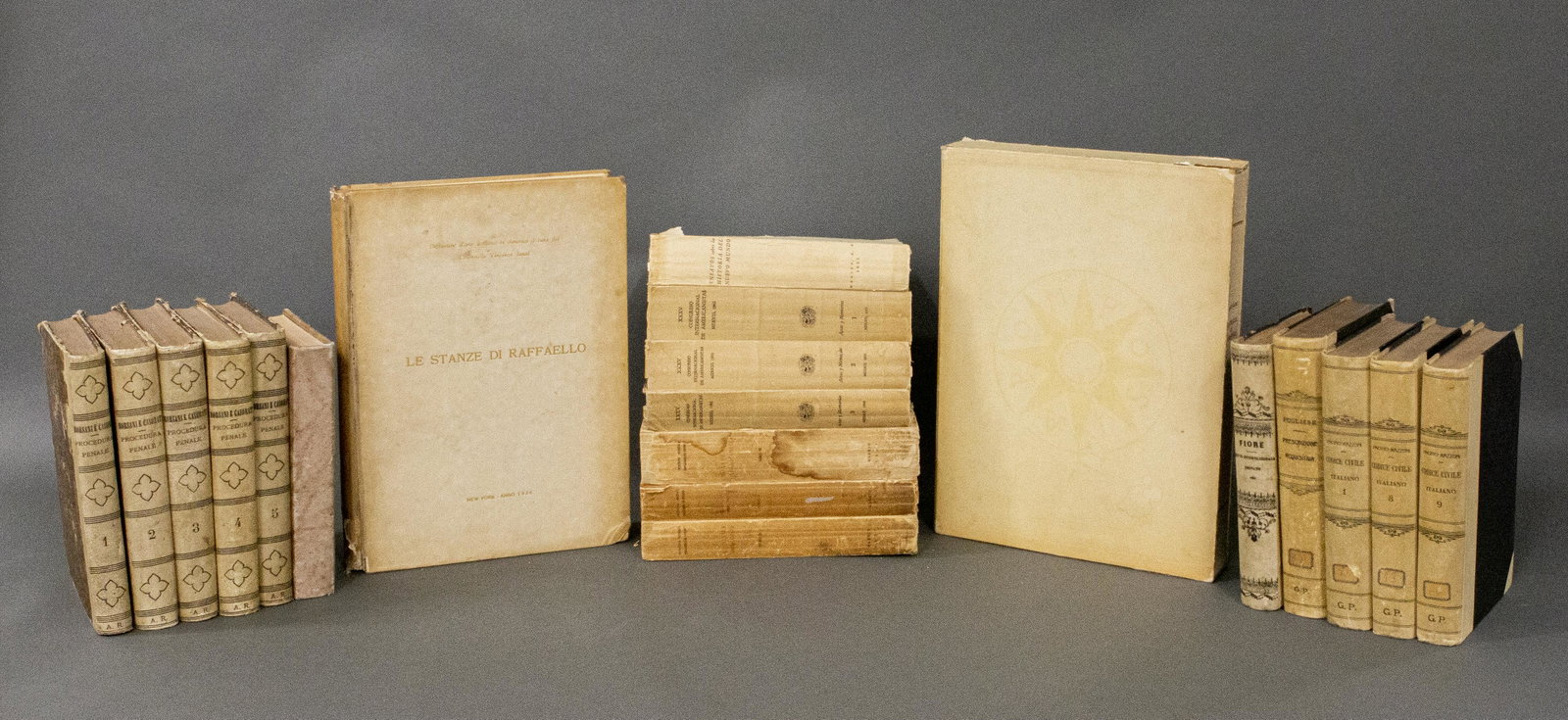 Collection of Italian & Spanish Books, 20: Collection of vintage and antique books, primarily in Italian and Spanish, ideal for decorators, including Salmi Mario L'Abbazia di Pomposa by Amilcora Pizzi (some pages loose from binding), Codice Pr