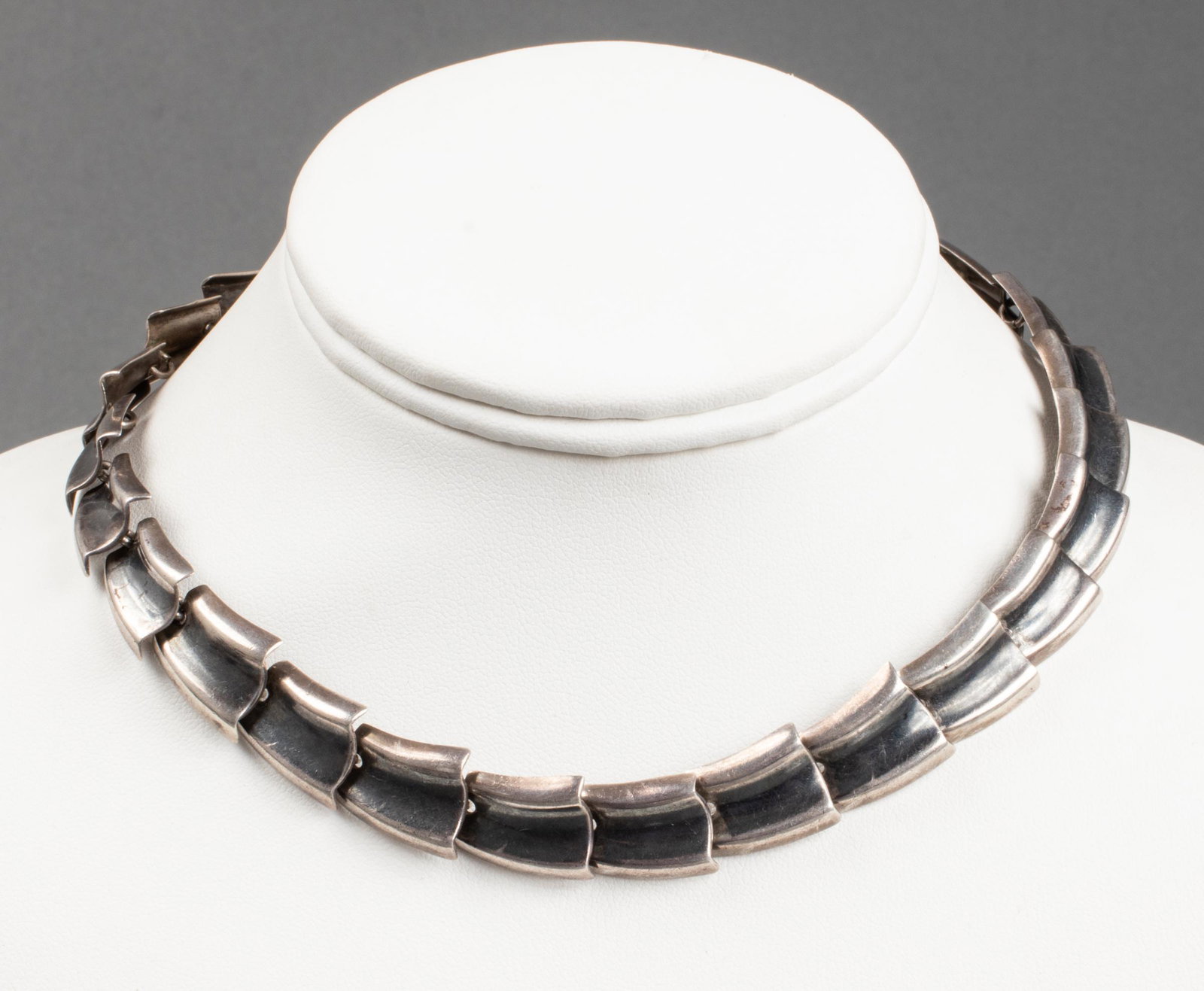 Enrique Ledesma Taxco Silver Link Collar Necklace: Vintage Enrique Ledesma Taxco sterling silver link collar necklace, marked "925 / TAXCO / HECHO EN MEXICO / LEDESMA." 15.0" L x 0.56" W x 0.25" H. Approx: 1.26 ozt.
