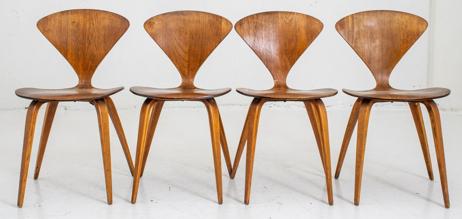 Cherner Plycraft Mid-Century Modern Side Chairs, 4: Norman Cherner (American. 1920-1987) for Plycraft, (designed 1958) the set ca. 1960's with molded and shaped plywood back and seat above four splayed tapering rectangular legs, the underside with orig