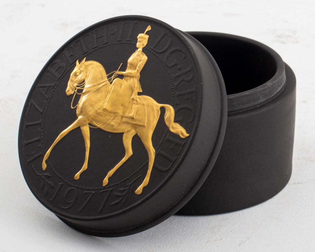 Wedgwood Elizabeth II Silver Jubilee Trinket Box (1 of 6)