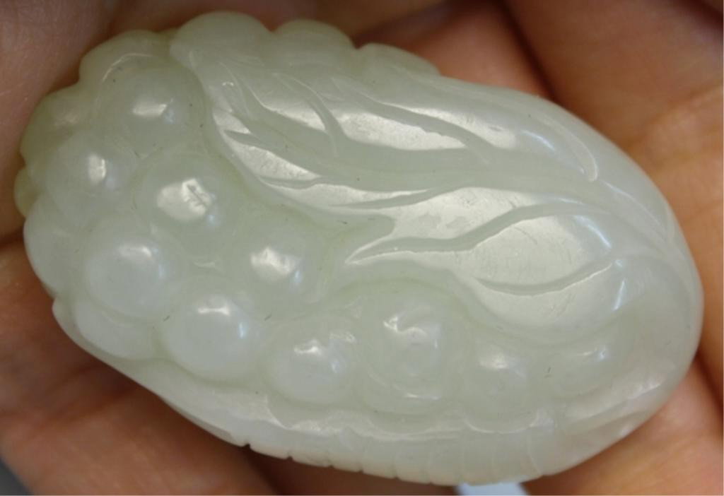 Chinese Small Jade Carving of Grapes - 2