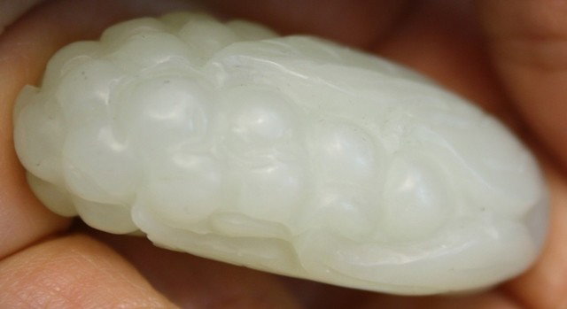 Chinese Small Jade Carving of Grapes - 3