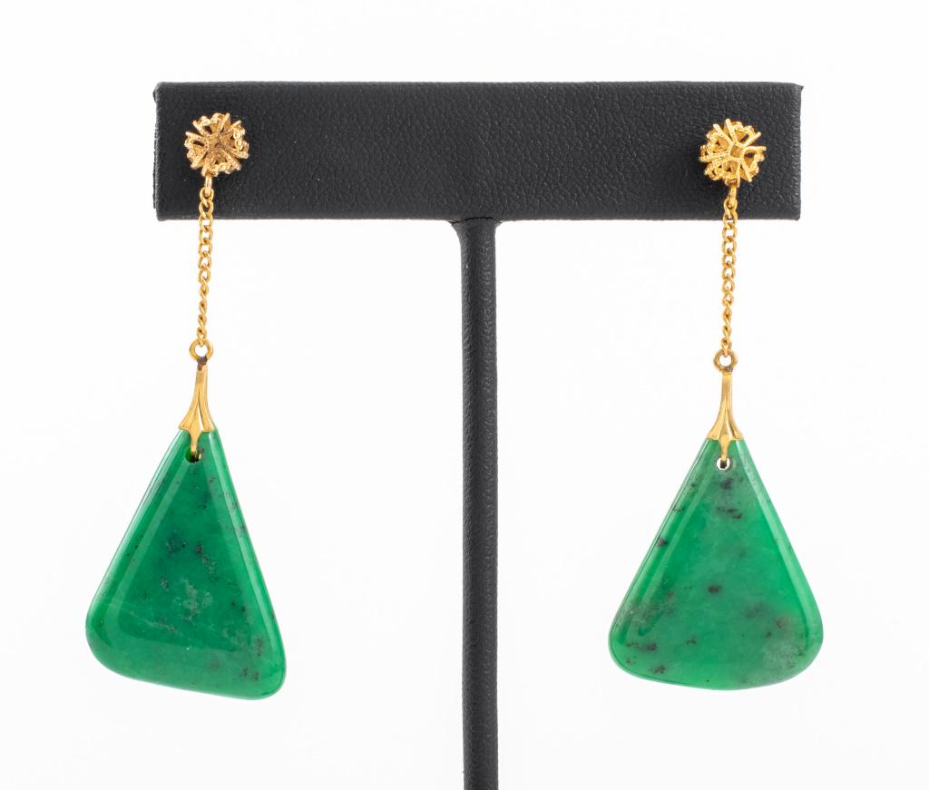 14K Yellow Gold Filigree Chalcedony Drop Earrings: Vintage 14K yellow gold filigree chalcedony drop post earrings, with two triangular tumbled stones; approx: 27 x 20 x 4.7 mm and 26 x 21 x 4.8 mm. Marked: "14KT". Earrings measure 2.25" L x 0.875" W a