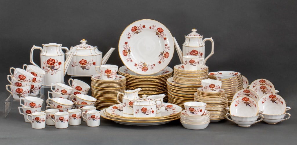 Royal Crown Derby Bone China Bali Dinner Set, 20: Royal Crown Derby English bone china assembled part dinner service for twenty, each piece with iron red overglaze marks for Royal Crown Derby and various date marks for the 1970s and 1980s, in the "Ba