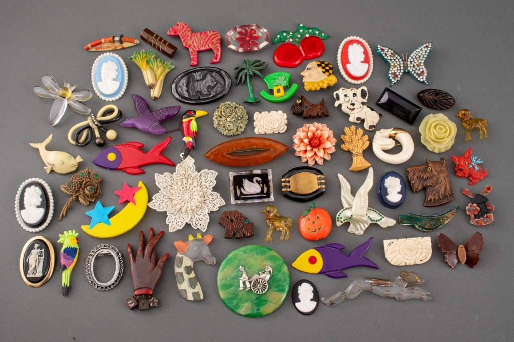 lea Stein ブローチ Lea Stein brooch（Petal Corolle、赤ラメ帽、黄色い襟） | Milo