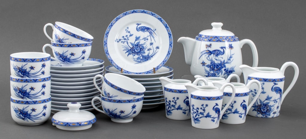 Havilland Limoges Connaught Hotel Tea Service: Charles Field Havilland Limoges Porcelain Tea Service, custom pattern for the Connaught Hotel, London, and comprising: 1 teapot (two lids), 1 milk pitcher, 4 creamers, 3 open sugar bowls, 4 tea cups,