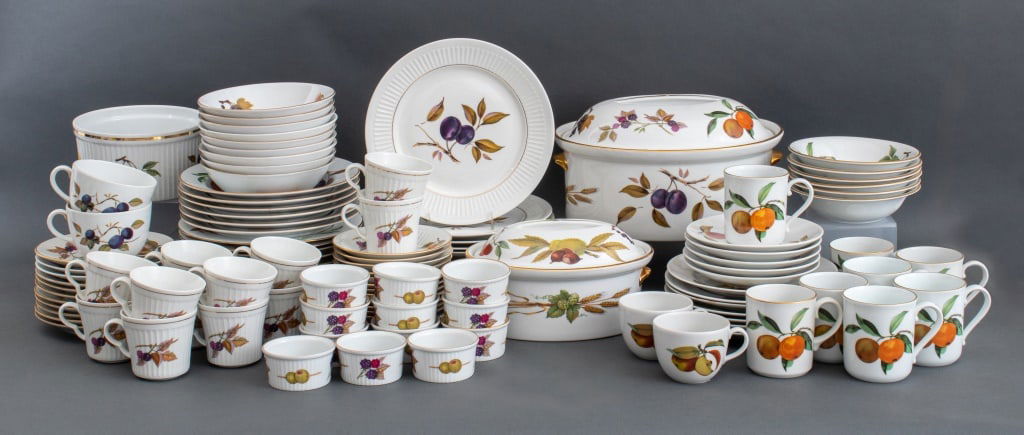 Royal Worcester Porcelain Dinner Service Set, 121 (1 of 16)