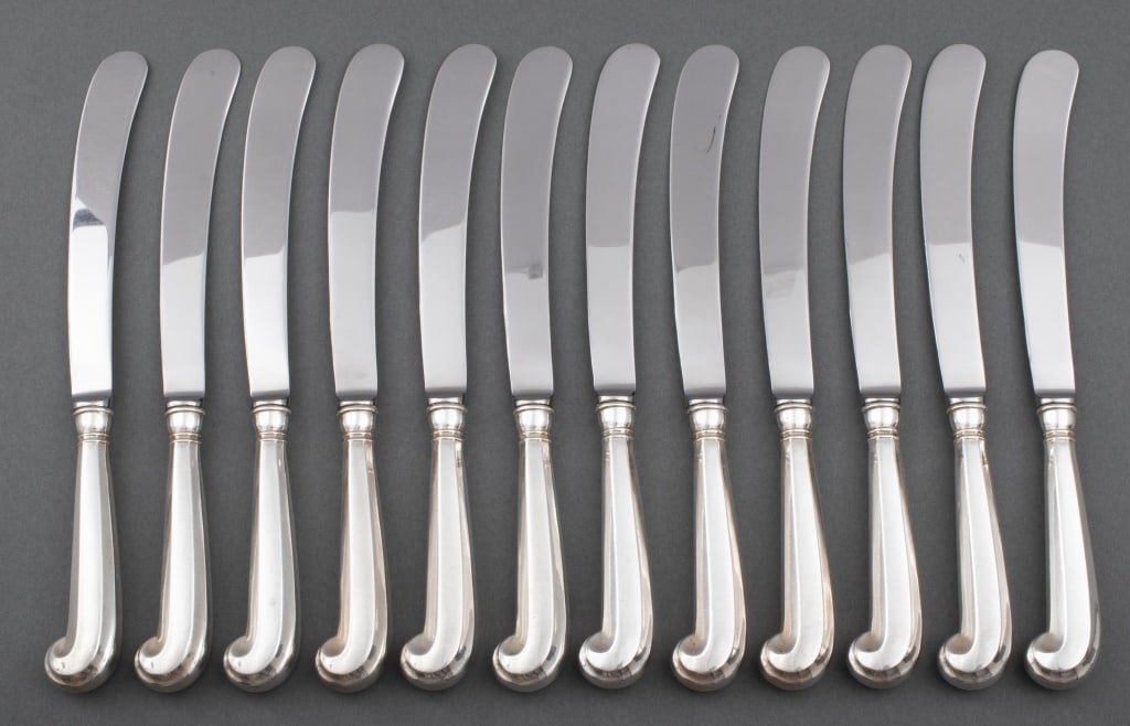 Steiff Sterling Williamsburg Queen Anne Knives, 12: Set of Twelve Steiff "Williamsburg Queen Anne" Pattern Sterling Silver-Handled Dinner Knives, each marked on blade "Steiff Sterling Handle / Stainless Blade" and each pistol-form handle with the post 