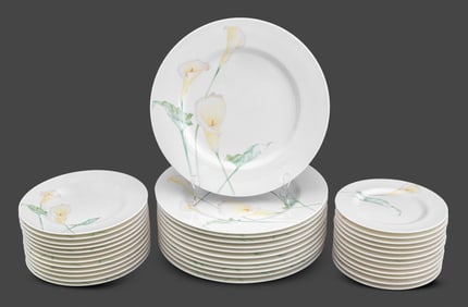 Oscar de la Renta "New Flair" Porcelain Set for 12