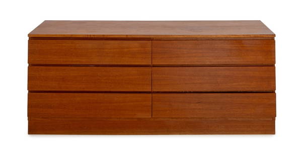 Danish Modern Teak Wood Long Dresser: Danish Modern Teak Wood Long Dresser, with six pull drawers. 26.75" H x 65.5" W x 19.75" D. Provenance: From a 5th Avenue Estate. Keywords: Modern Furniture, Scandinavian Furniture, Bureau, Chest of d