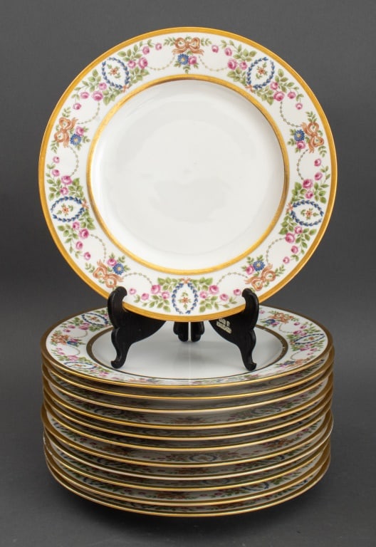 Royal Bavarian Hutschenreuther Plates, 12: Set of 12 Royal Bavarian Hutschenreuther Porcelain "Selb Rose Laurel" Pattern Dinner Plates, each marked to underside "Royal Bavarian / China / Hutschenreuther / Selb / Bavaria" in underglaze green. 1