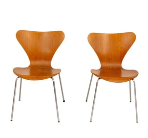 Arne Jacobsen x Fritz Hansen Series 7 Chairs, Pair