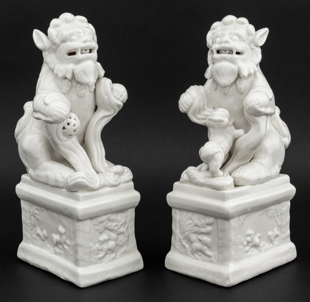 Chinese Blanc de Chine Foo Lions, Pair (1 of 6)