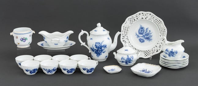 Richard Ginori "Fiori Blu" Porcelain Service, 22