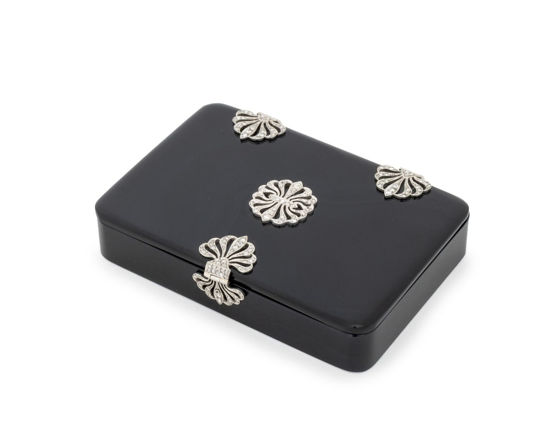 Art Deco 18K White Gold Diamond Onyx Box: Art Deco 18K White Gold Diamond Onyx Box, designed with two hinges and one hinged tab closure, all fabricated in 18K white gold and adorned with 183 pave set round faceted diamonds weighing a total