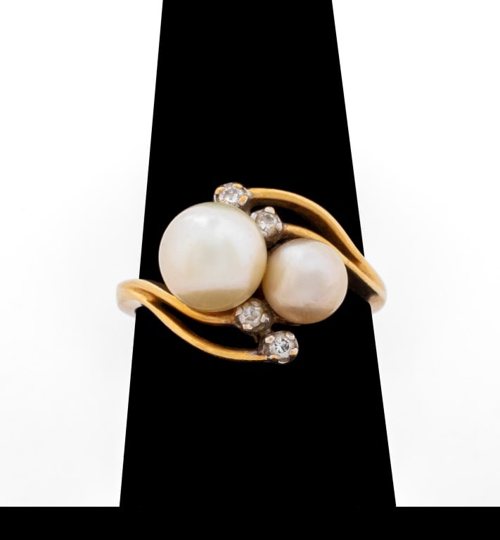 14K Yellow Gold Pearl Diamond Ring: 14K Yellow Gold Pearl Diamond Ring, featuring two round cultured pearls approx. 6.0 -7.5 mm, further adorned with four round brilliant cut diamonds weighing a total of approx. 0.04 carat, marked: