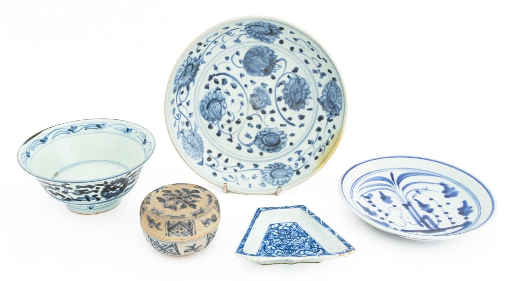 Chinese Blue & White Porcelain Tableware, 5 Pcs.: Five Chinese Blue and White Porcelain Tableware Pieces, comprising: a covered box, possibly Ming Dynasty, two circular plates, a fan form dish, and a bowl marks to underside. Largest: 7.5" Diameter x