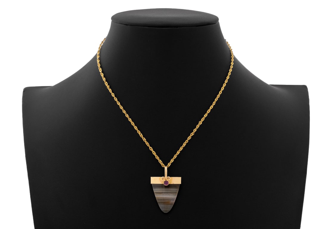 14K Yellow Gold Banded Agate Pendant Necklace: 14K Yellow Gold Banded Agate Amethyst Pendant Necklace, featuring one detachable pendant with bezel set banded agate weighing approx 12.50 carats, further adorned with one bezel set round amethyst cab