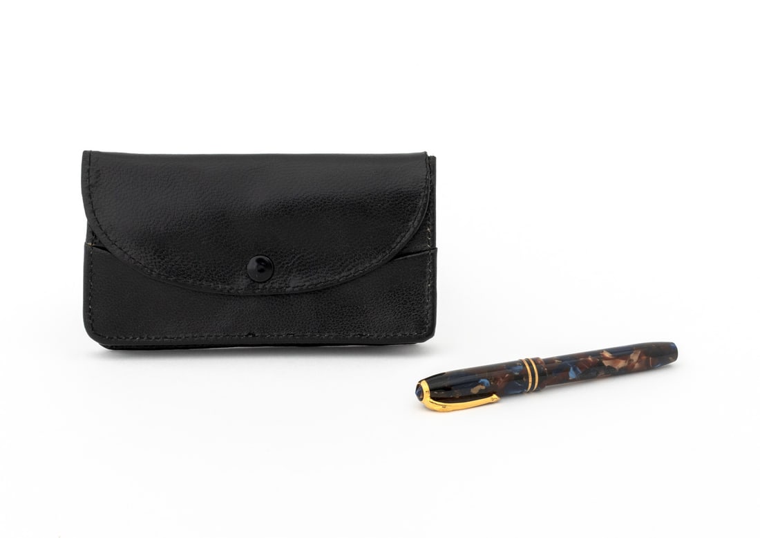 Conway Stewart "Dinkie" Fountain Pen: Conway Stewart "Dinkie" Fountain Pen, with 18K yellow gold nib marked ""Conway / Stewart / 18 ct / Gold", the mottled resin body marked "Conway Stewart / Made in England / "Dinkie" No. 548/112",