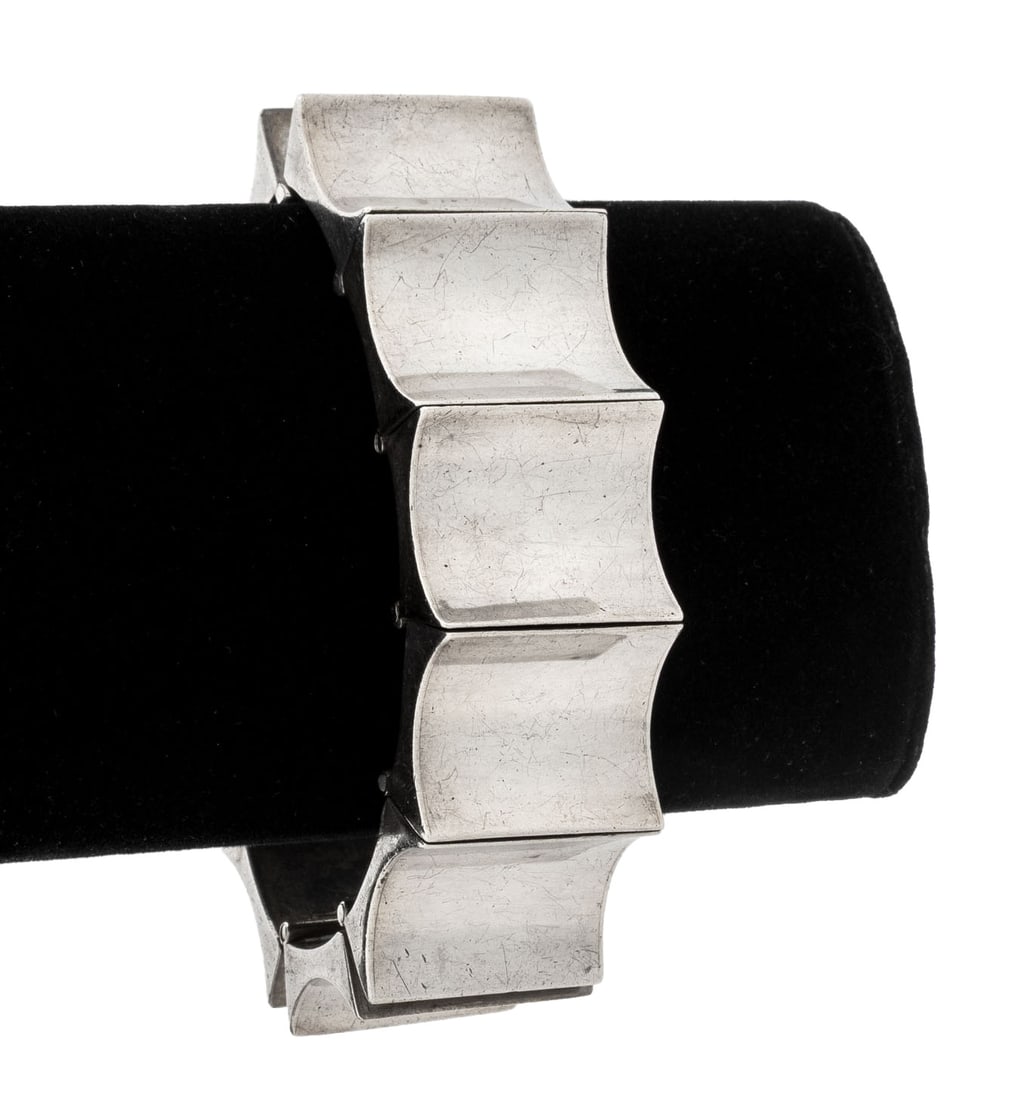 Antonio Pineda Taxco 970 Silver Concave Bracelet: Antonio Pineda Taxco 970 Silver Concave Bracelet, designed as rectangular hinged concave links, joined with box and tongue clasp and fixed chain safety, marked: "Pineda Crown logo STERLING MEXICO