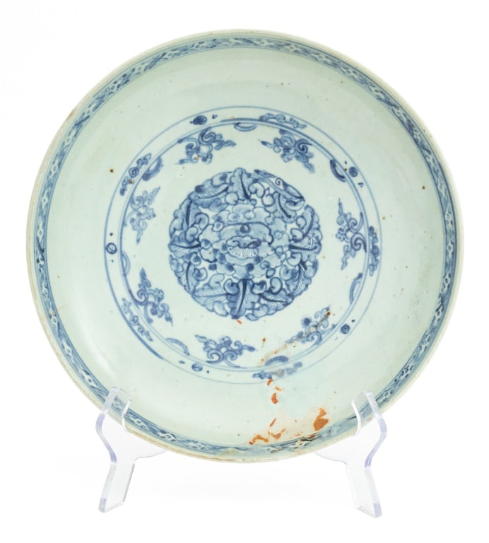 Chinese Blue & White Swatow Ware Bowl, 17th C.: Chinese Blue and White Swatow Ware Bowl, Ming Dynasty, 17th century, with hand-painted floral central medallion and geometric border. 2.75" H x 12.25" Diameter. Provenance: From an Upper East Side Col