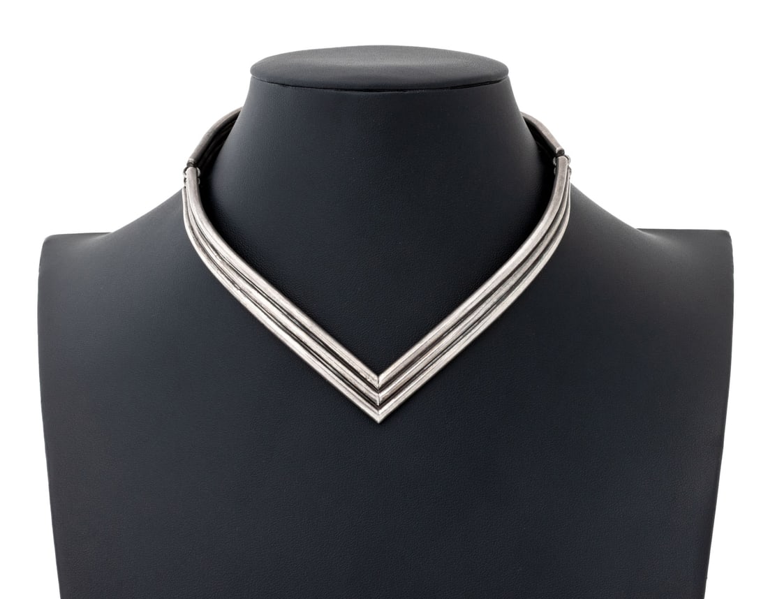 Salvador Teran Sterling Silver Collar Necklace: Salvador Teran Sterling Silver Hinged Collar Necklace, designed as three ribbed necklace with V-shaped termination, joined with box and tongue clasp, marked: "Salvador Sterling Mexico 161 with eagle l