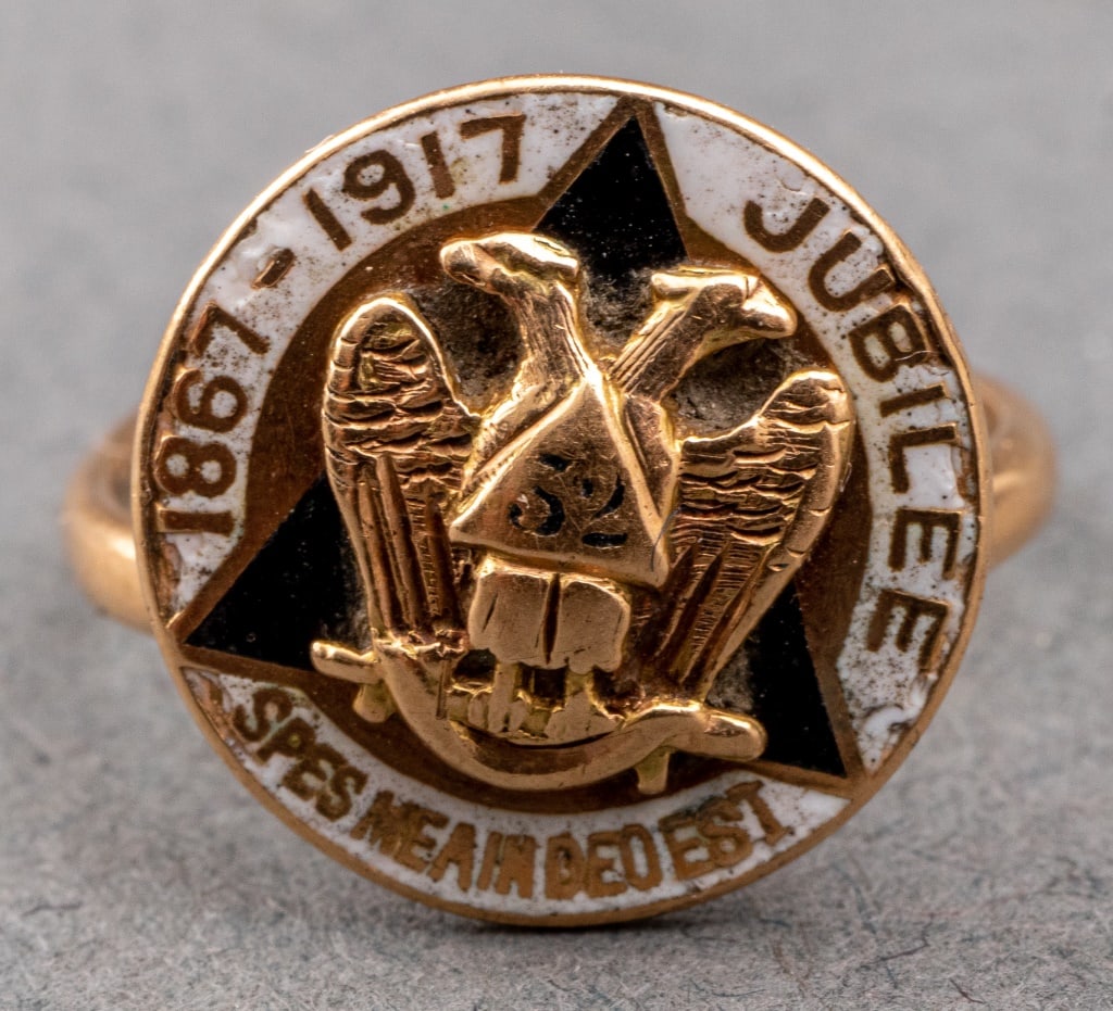 Antique Masonic 14K Yellow Gold & Enamel Ring: Antique Masonic 14K Yellow Gold and Enamel Ring, featuring a 14K yellow gold double-headed eagle motif crest symbolic of the 32nd degree sublime Prince of the Royal Secret, with "32" engraved in crest