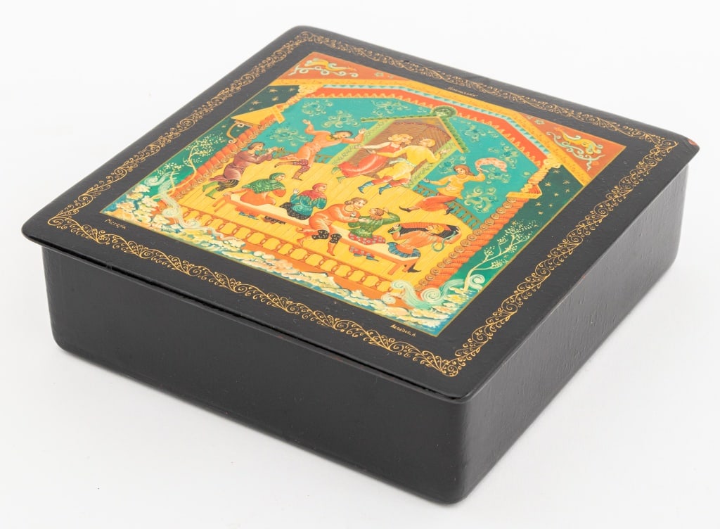 Russian Black Lacquered Papier Mache Trinket Box (1 of 9)