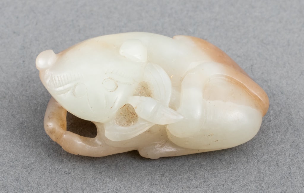 Chinese Foo Lion & Dragonfly Jade Carving: Chinese Recumbent Foo Lion and Dragonfly Jade Carving. 0.5" H x 1.75" W x 1.25" D. Provenance: Property from the Manhattan estate of Indrani Yogasundram, who lived in many different countries with her