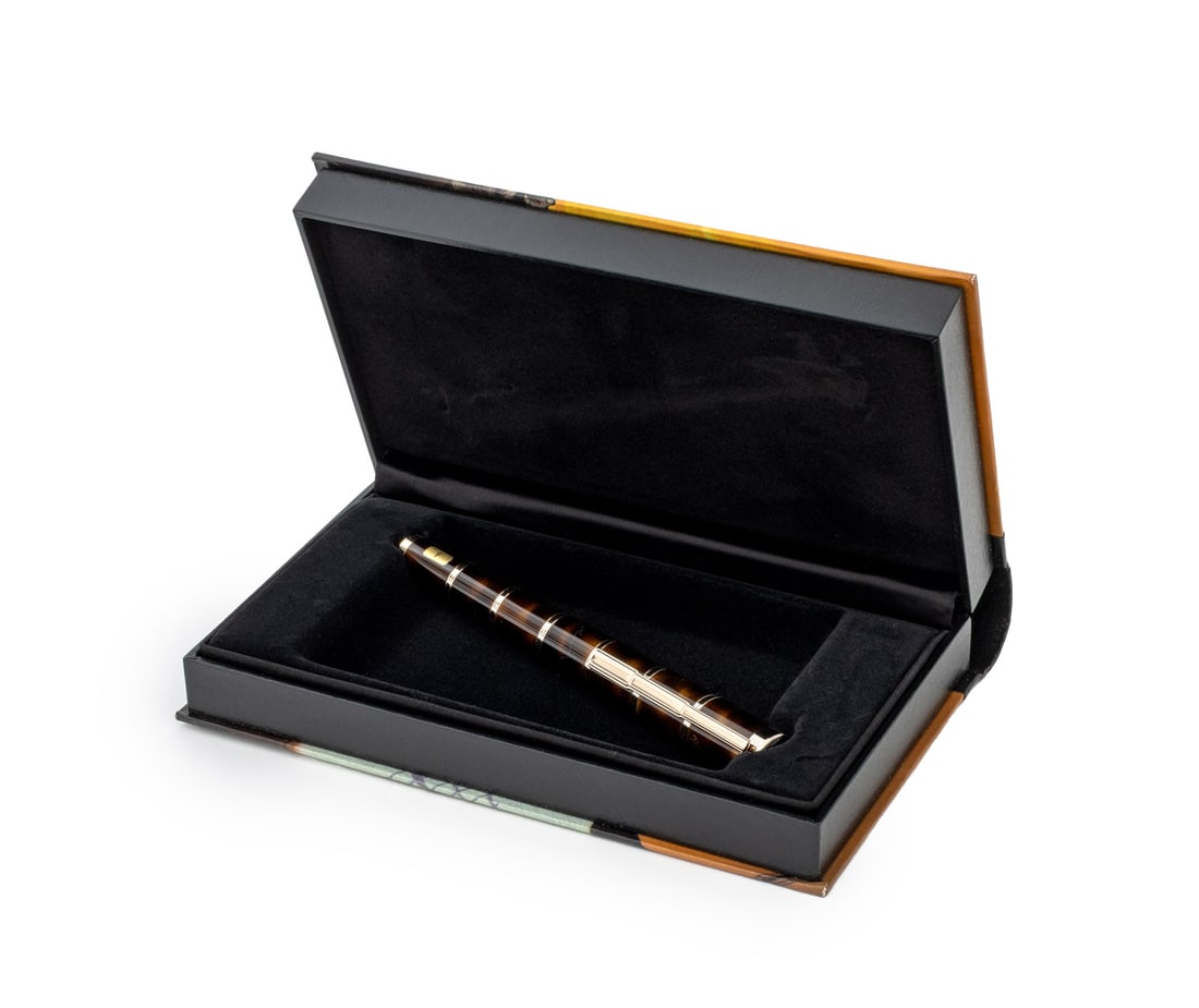 Montblanc Miguel de Cervantes Fountain Pen, 2005: Montblanc Miguel de Cervantes Limited Edition Fountain Pen, 2005, from the Writers Edition series, with 18K gold nib in brown marbled resin case with white gold plated accents and clip, numbered editi