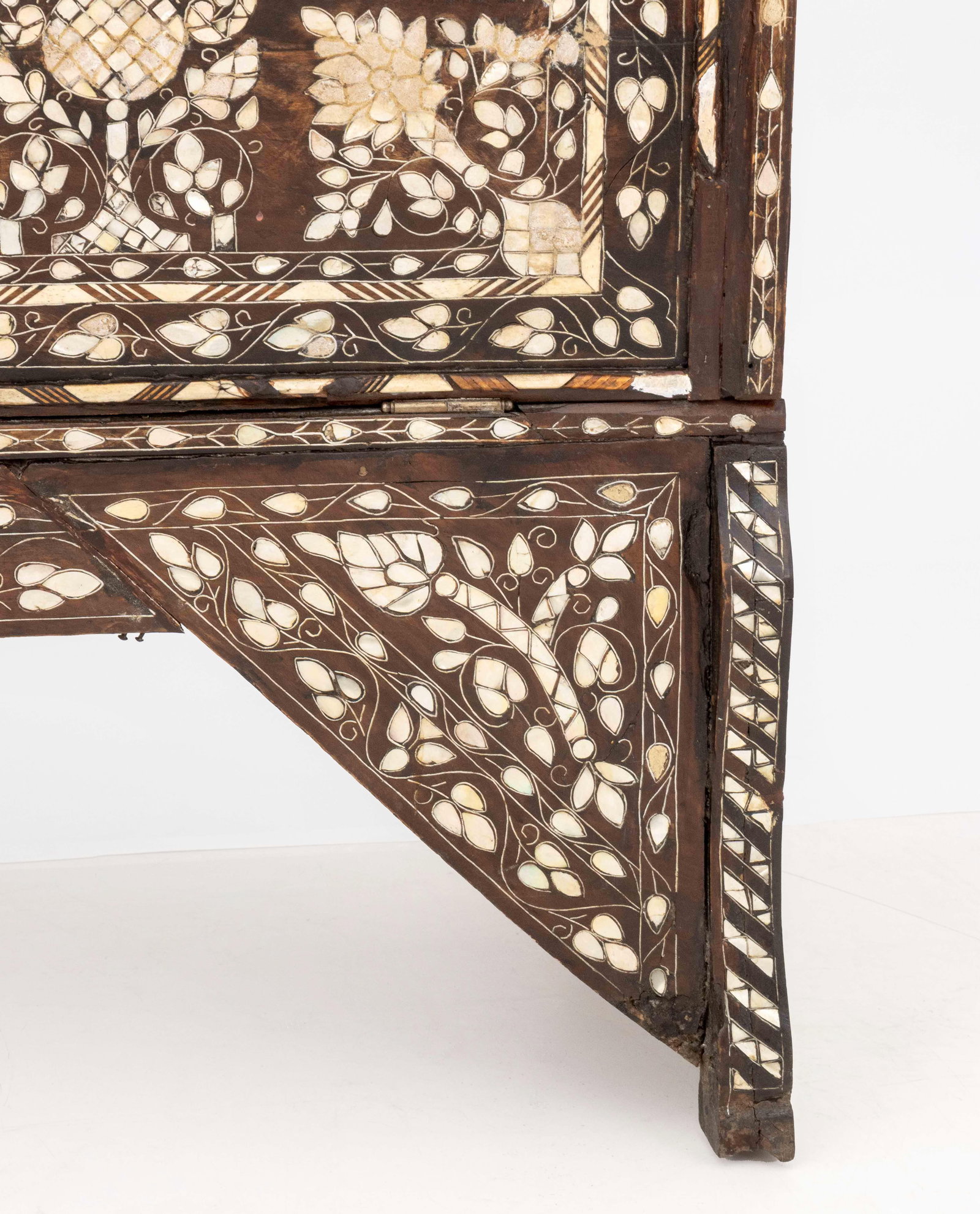 Syrian Mother-of-Pearl Inlaid Cabinet, 19th C. - 5