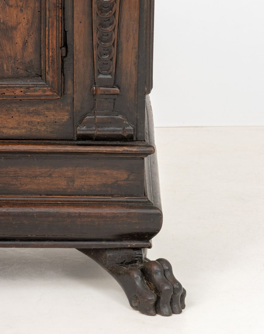 Italian Renaissance Walnut Cabinet, 17th C. - 4