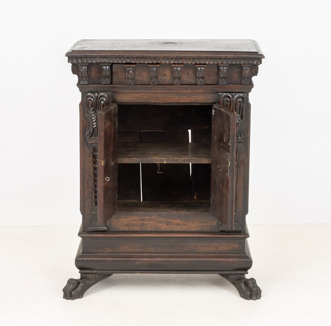 Italian Renaissance Walnut Cabinet, 17th C. - 5