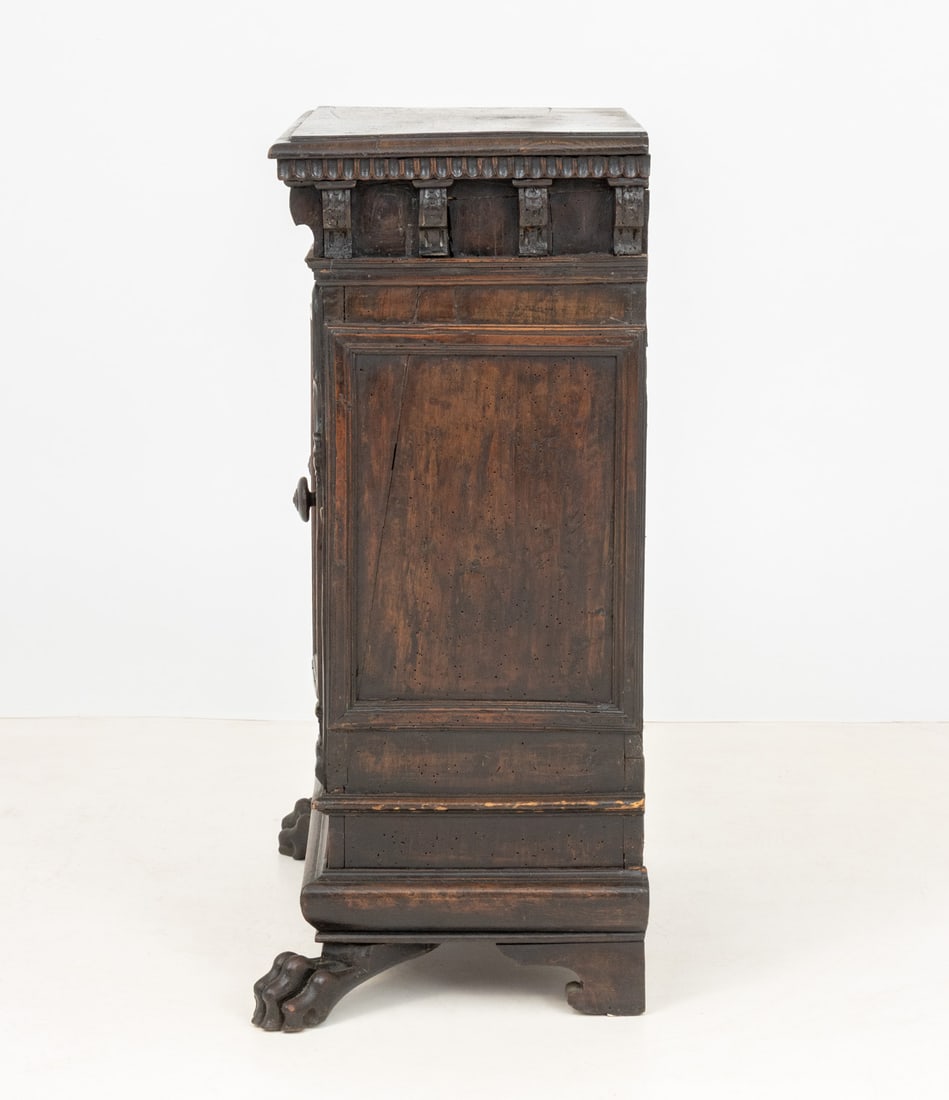 Italian Renaissance Walnut Cabinet, 17th C. - 7