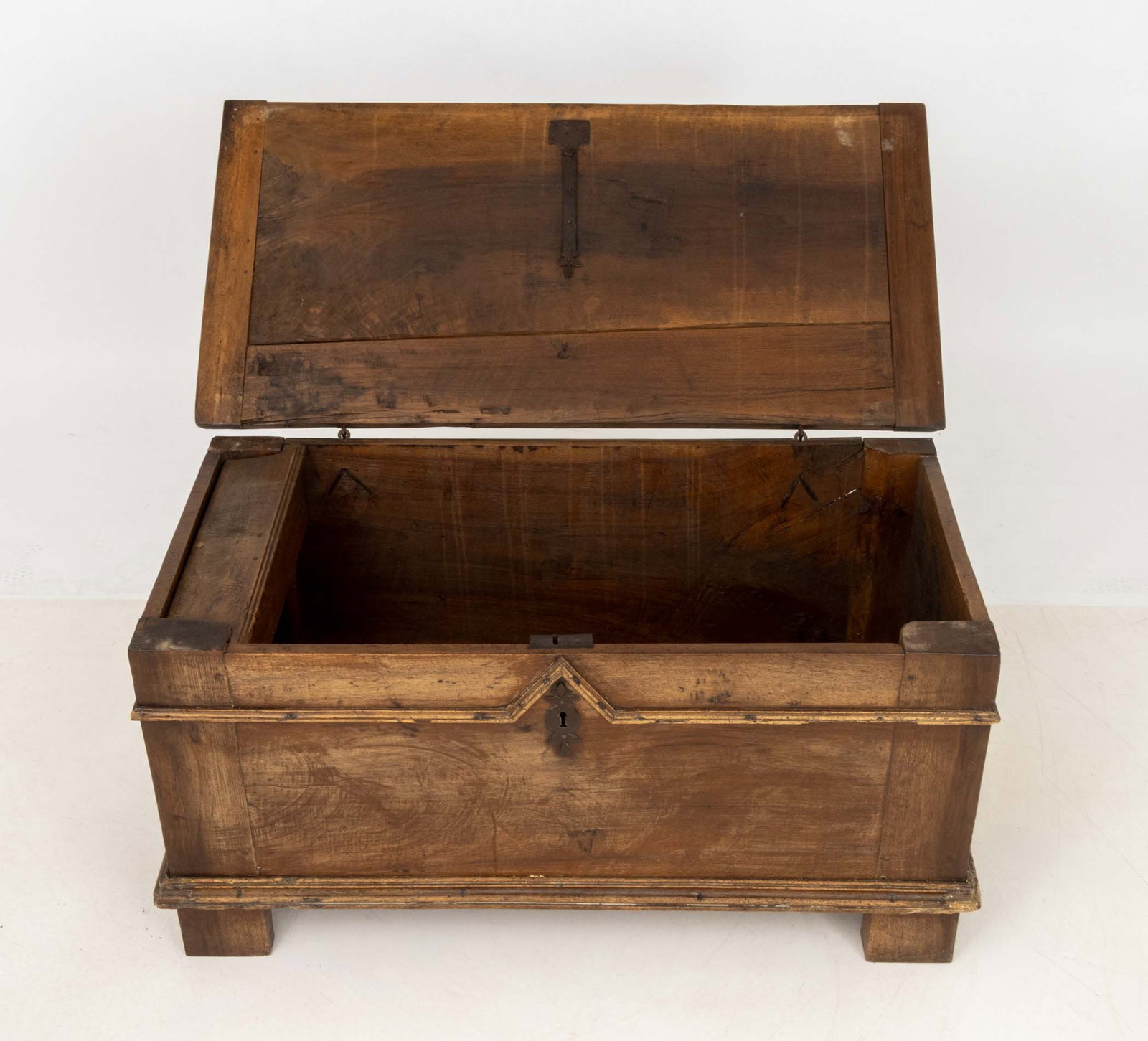 Continental Walnut Coffer, 18th C. - 5