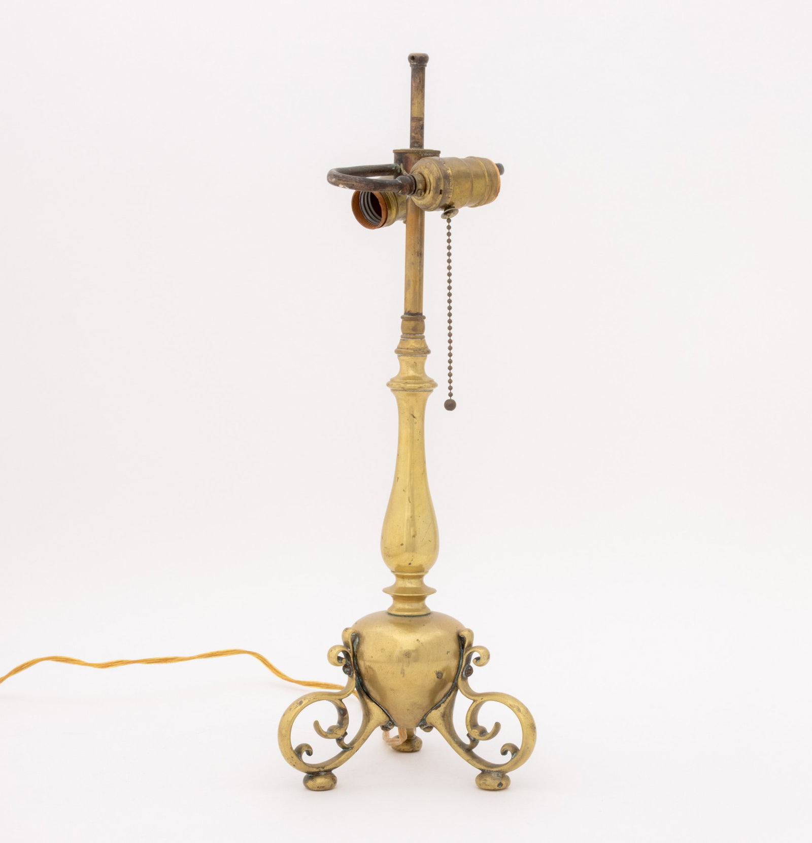 Brass Scrollwork Tripod Table Lamp, 19th C. - 4