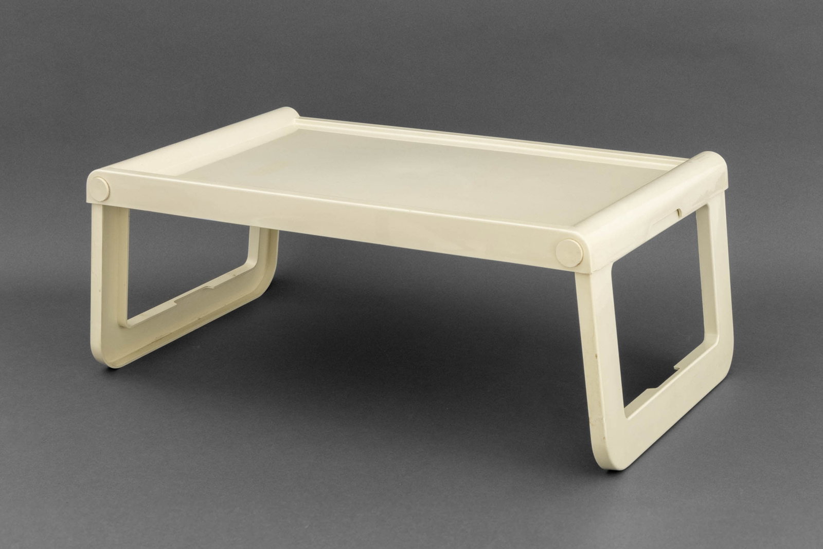 Guzzini Mid-Century Modern "Jolly" Serving Tray: Guzzini Italian Mid-Century Modern "Jolly" Beige Plastic Serving Tray, with two folding legs and "Guzzini / Per Alimenti / Made in Italy" label to underside. 9.25" H x 24" W x 13.75" D. Provenance: Fr